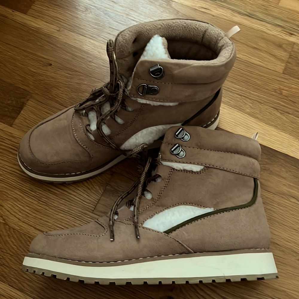 Old Navy Women’s Faux Suede Boot Size 7